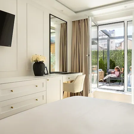 Downtown Opia - Designer 2br 2bath - Sauna - Private Parking 아파트 소피아