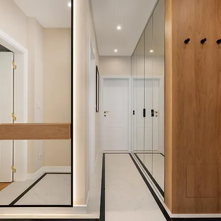 Downtown Opia - Designer 2br 2bath - Sauna - Private Parking 아파트
