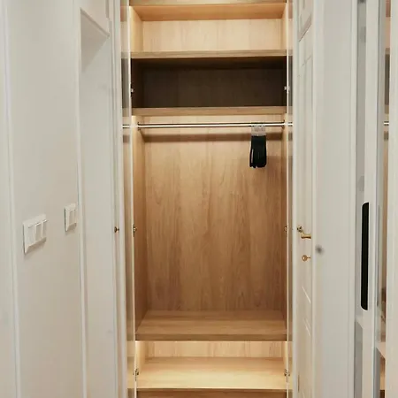 Downtown Opia - Designer 2br 2bath - Sauna - Private Parking 아파트